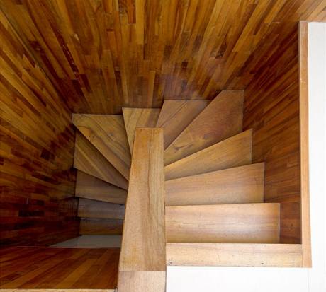 Dřeva, až schody přecházejí....
