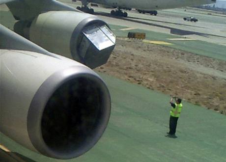 Pracovníci letiště si fotografují kuriózní nehodu