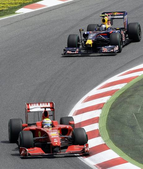 VC panlska 2009: V popedí Felipe Massa z Ferrari, za ním Sebastian Vettel z Red Bullu