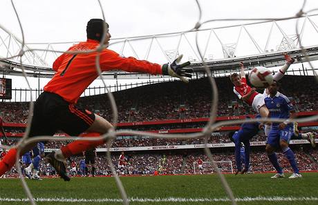 PEKONÁ ECHA I ROSICKÝ? Takto ech inkasoval na jae gól z hlaviky Bendtnera, který tak ale jen zmírnil vysokou domácí prohru 1:4. Povede si nyní Arsenal s Rosickým lépe?