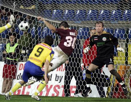 Zlín - Sparta: zakonující Marek Kuli (v rudém), pipravený branká Vít Baranek (v erném)