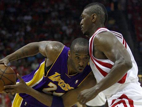 Houston - LA Lakers: hostující Kobe Bryant (vlevo) proniká pes Rona Artesta