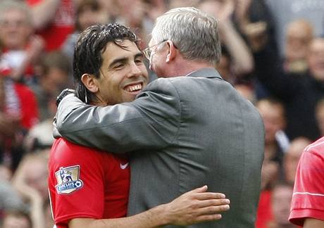 MINULOST. Carlos Tévez pomohl Manchesteru United ke dv�ma titul�m, po konci hostování u� o n�j ale prý Alex Ferguson (vpravo) nestál. Tévez tak p�e�el do Manchesteru City.