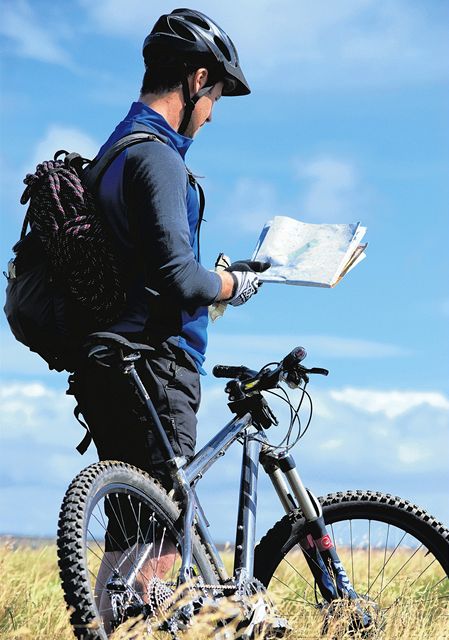Tak kudy? Papírové mapy stále více cyklist� nahrazuje naviga�ními p�ístroji