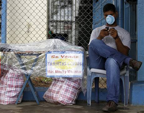 Panamský prodava se chrání ped nákazou virem A(H1N1)