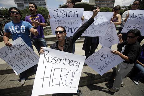 Protesty po vrad guatemalskho prvnka Rodriga Rosenberga Marzana