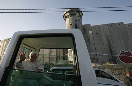 Pape Benedikt XVI. u kontroverzn zdi na hranici Izraele a palestinskch zem (13. kvtna 2009)