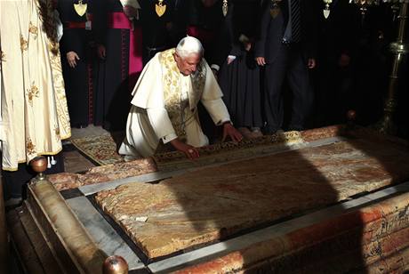 Pape Benedikt XVI. zakonil svou nvtvu na Blzkm vchod v jeruzalmskm chrm Boho hrobu. (15. kvtna 2009)
