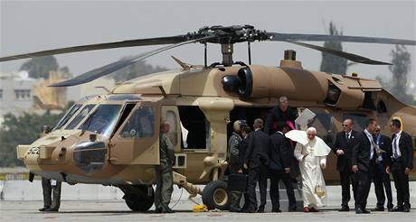 Pape Benedikt XVI. zakonil svou nvtvu na Blzkm vchod na telavivskm letiti (15. kvtna 2009)