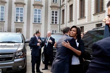 Barack Obama se po projevu na Hradanskm nmst lou s manelkou Michelle