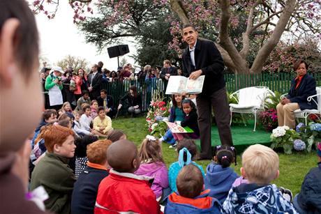 Obama pedt z knky na velikonon slavnosti pro dti v Blm dom