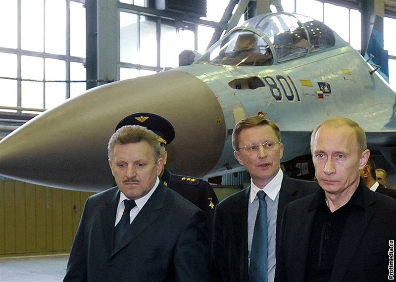 Ruský premiér Vladimir Putin bhem návtvy Gagarinovy letecké továrny ve mst Komsomolsk na Amuru (11. kvtna 2009)