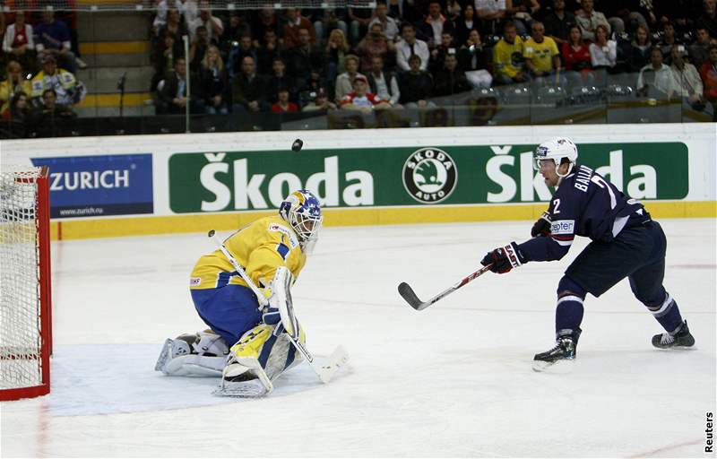 védsko - USA: Amerian Keith Ballard poslal puk na branku Stefana Liva