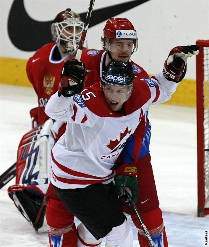 Rusko - Kanada: Dany Heatley (v bílém) z Kanady slaví úvodní gól finále MS 2009
