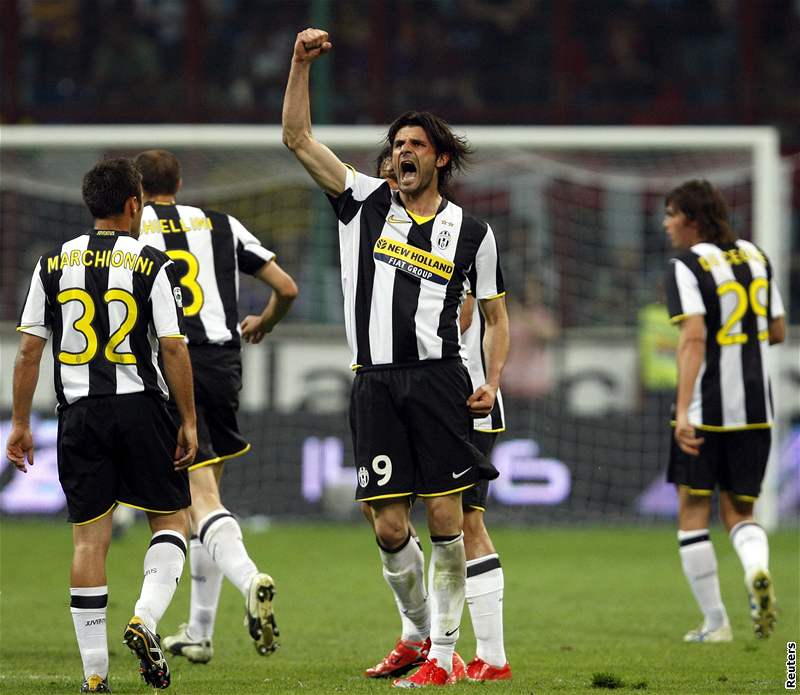 AC Milán - Juventus: hostující Vincenzo Iaquinta slaví gól