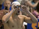 Americký plavec Michael Phelps zvládl první dv vítzství od olympiády v Pekingu s bradkou a ve starých plavkách.
