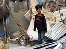 Azharuddín Muhammad Ismáíl v troskách svého obydlí v bombajském slumu (14. kvtna 2009)