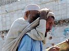 Pákistánci vyuívají nkolikahodinového pímí a opoutjí údolí Svát (15. kvtna 2009)