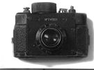 Fotoaprát F21 vyrábný v SSSR do 80. let speciáln pro KGB. Na stranách ml ouka na uchycení v tace