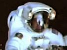 Vesmírná momentka: John Grunsfeld fotí Andrewa Feustela ve volném prostoru.