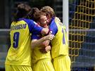 Chievo - Inter Milán: radost domácího stelce Micheleho Marcoliniho (uprosted klubka spoluhrá)