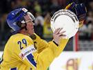 Kapitán védských hokejist Kenny Jönsson tímá trofej pro bronzový tým na MS