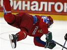 Rusko - Kanada: ruský útoník Alexej Treenko padá na led