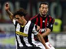 AC Milán - Juventus: domácí Gianluca Zambrotta (vpravo) v souboji s Amaurim