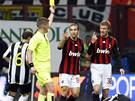 AC Milán - Juventus: domácí David Beckham (vpravo) obdrel lutou kartu