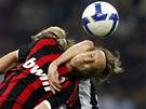 AC Milán - Juventus: domácí Massimo Ambrosini (v popedí) vs. Christian Poulsen 