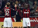 AC Milán - Juventus: domácí Clarence Seedorf (vpravo) se raduje z branky se spoluhráem Davidem Beckhamem