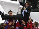 Radost hokejist Ruska z titulu mistr svta 2009, nahoe trenér Vjaeslav Bykov