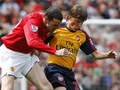 Manchester United - Arsenal: Domácí John O'Shea (vlevo) bojuje o mí s Andrejem Aravinem