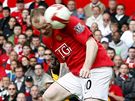 Manchester United - Arsenal: Domácí útoník Wayne Rooney (v erveném) pedskoil Bacaryho Songu