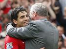 Manchester United - Arsenal: Carlos Tevez a trénér Alex Ferguson slaví anglický titul