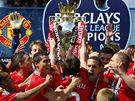 Manchester United - Arsenal: fotbalisté Manchesteru s trofejí pro vítze anglické ligy
