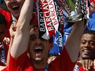 Phil Neville z Manchesteru United zvedá trofej pro vítze anglické Premier League