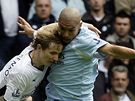 Tottenham - Manchester City: domácí Roman Pavljuenko (vlevo) proniká kolem Nigela De Jonga
