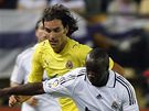 Villarreal - Real Madrid: souboj hostujícího Lassany Diarry (v bílém) s Robertem Piresem