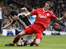 West Bromwich Albion - Liverpool: hostující Daniel Agger (v rudém) atakuje Juana Carlose Mensegueze 