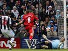 West Bromwich Albion - Liverpool: hostující Steven Gerrard (v erveném) pekonává brankáe Deana Kielyho