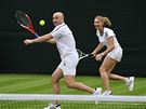 Andre Agassi a Steffi Grafov bhem exhibinho zpasu ve Wimbledonu