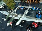 Rakousko, Salcburk, Hangar 7 - Celkový pohled na P-38 s formulemi okolo
