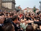 Barack Obama po projevu na Hradanském námstí v Praze