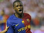 Barcelonsk Yaya Toure (vpravo) se raduje z glu, gratuluje mu Krki.