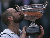 Andre Agassi s trofej pro ampiona Roland Garros 1999