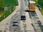 Na silnici "smrt" z Brna do Svitav - mezi Krhovem a odbokou na Boskovice, kde je dvojitá plná ára, chybí vodorovné znaení