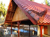 Vstavba elv stanice, na n se podlej ei, v indonsk vesnici Toyapakeh