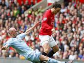 Manchester United - Manchester City: domácí Dimitar Berbatov (v �erveném) je faulován Stephenem Irelandem