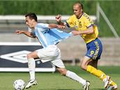 áslav - Jihlava: hostující Michal Lovtínský (vpravo) fauluje unikajícího Michala Diana